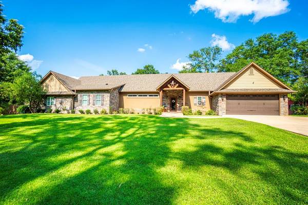 2124 W Lake Drive, Gladewater, TX 75647