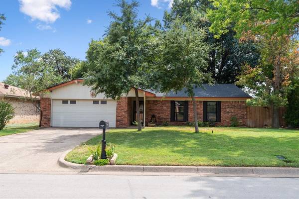 412 W Cedar Street,  Arlington,  TX 76011