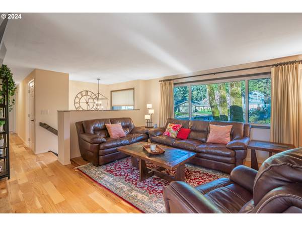 Lake Oswego, OR 97035,19230 REDWING CT