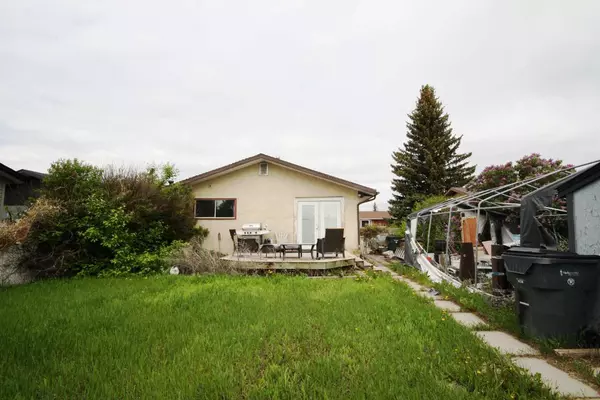 Medicine Hat, AB T1B 2W5,42 Ewart CRES SE