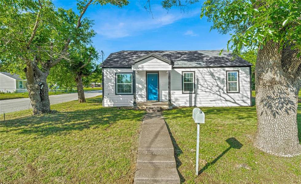 305 W Greenwood Avenue, Bowie, TX 76230