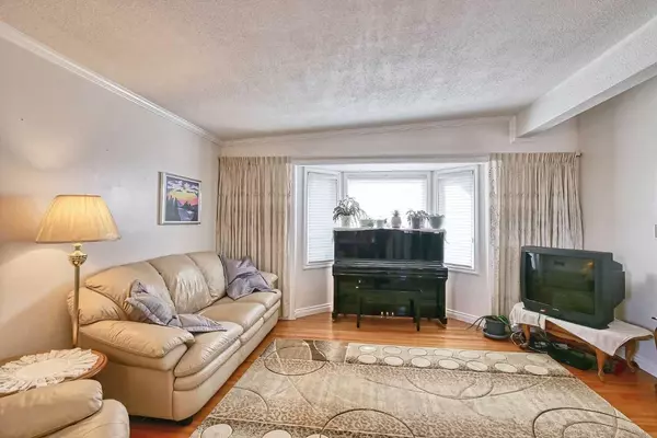 Calgary, AB T2K 0M4,724 64 AVE NW