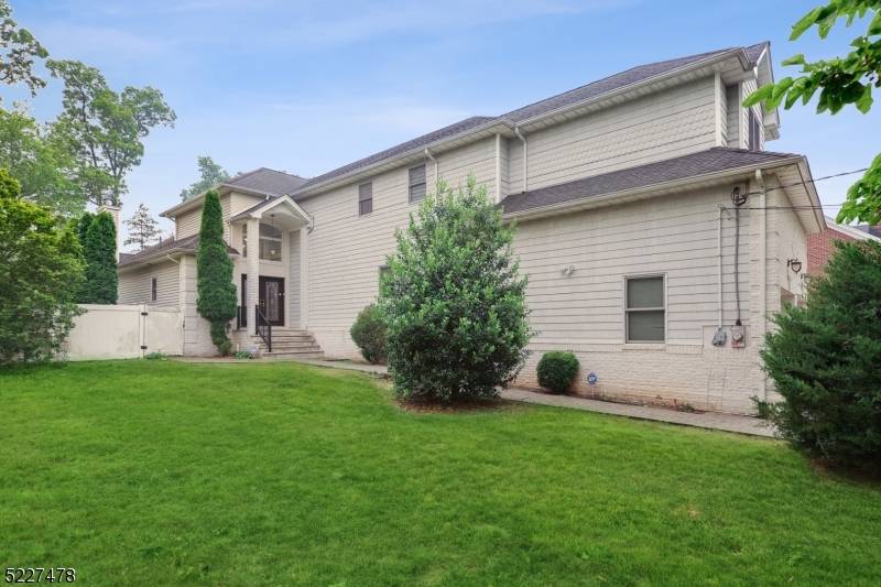 176 Beaufort Ave, Livingston Twp., NJ 07039