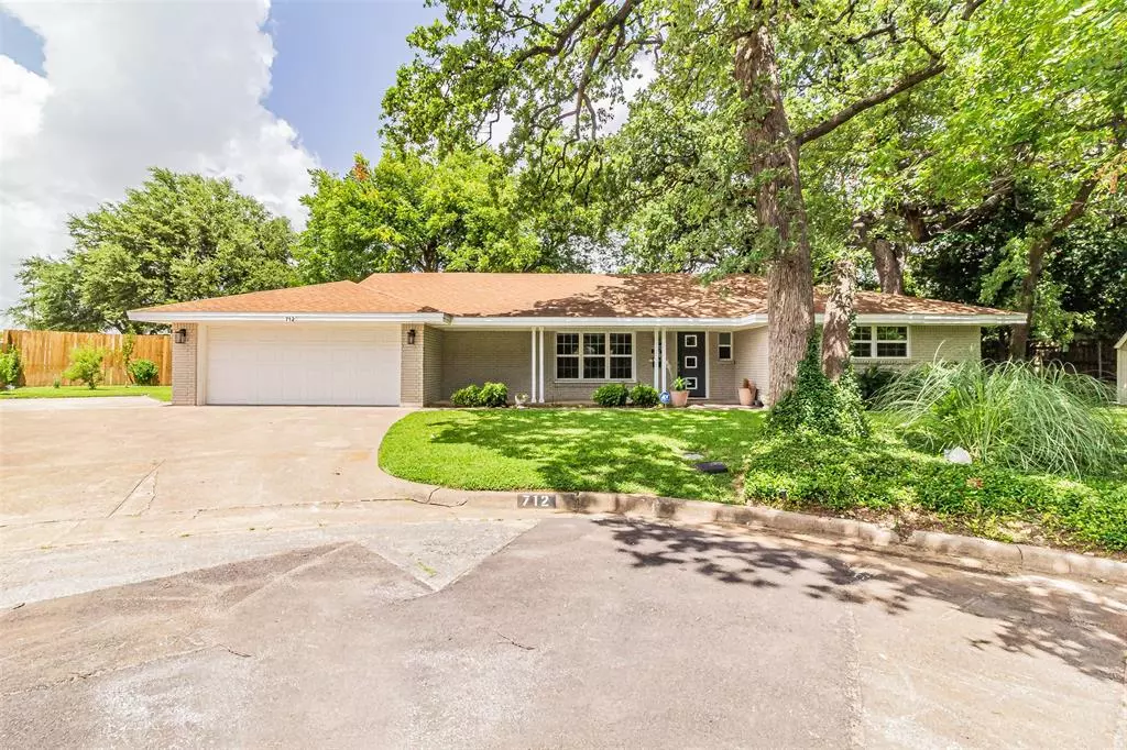 River Oaks, TX 76114,712 Club Oak Drive