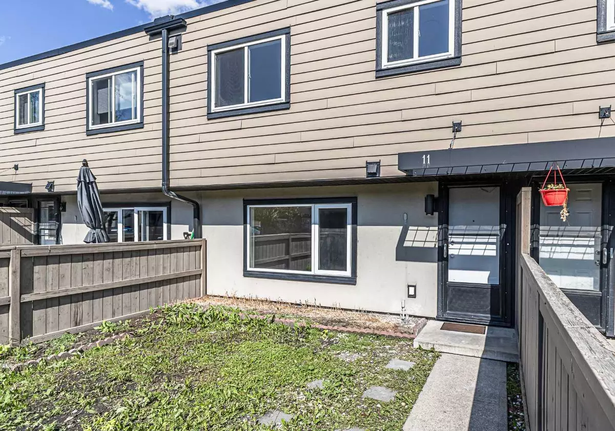 Calgary, AB T3H 3H4,3809 45 ST SW #11