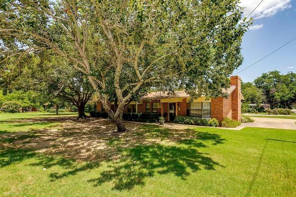 1151 Wade Hampton Street, Benbrook, TX 76126