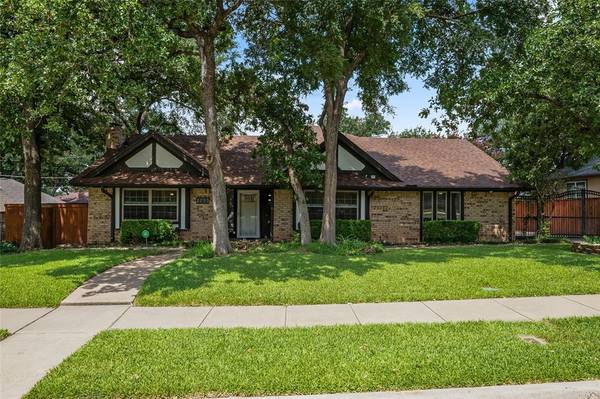 2233 Hurstview Drive, Hurst, TX 76054