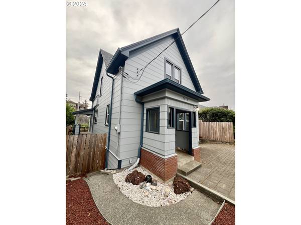 2563 SHERIDAN AVE, North Bend, OR 97459