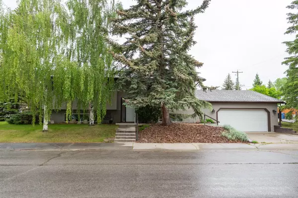 Calgary, AB T3B 3T4,136 Silver Ridge Close NW