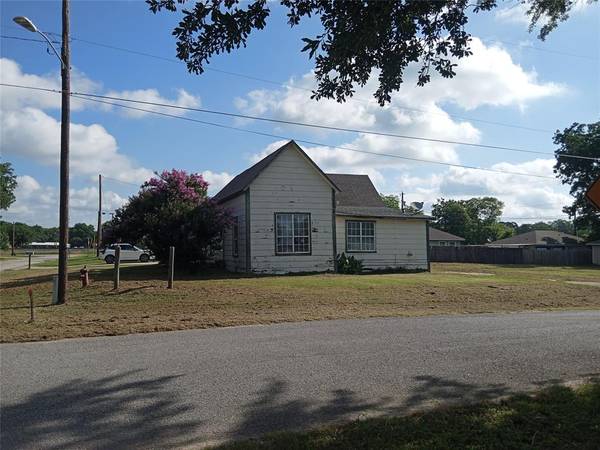 105 S Crockett Street,  Edgewood,  TX 75117