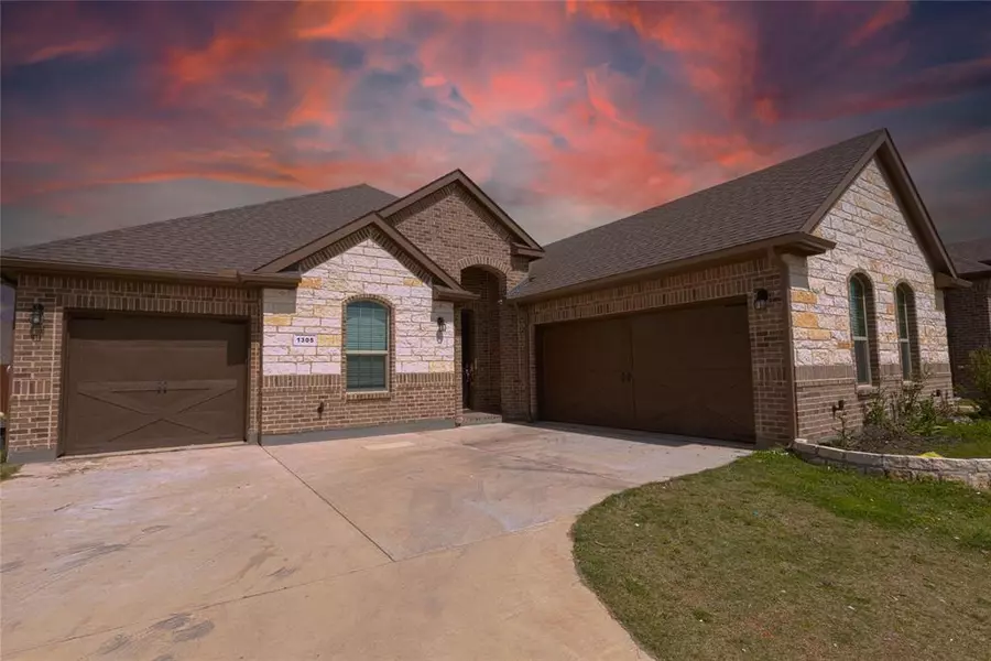 1305 Ballweg Road, Arlington, TX 76002