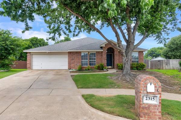 2315 Eden Green Drive, Arlington, TX 76001