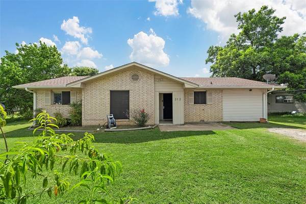 212 S Avenue C, Wortham, TX 76693