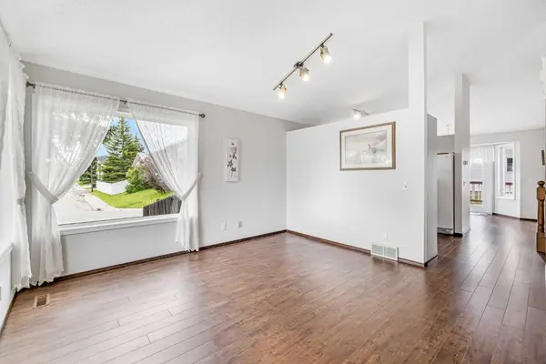 37 Shawinigan DR SW, Calgary, AB T2Y 1Y4