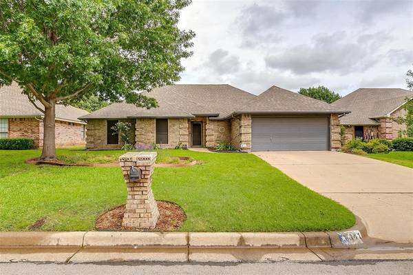 141 Sunny Meadows Drive, Burleson, TX 76028