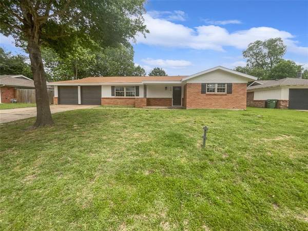 1008 Eunice Street, Hurst, TX 76053