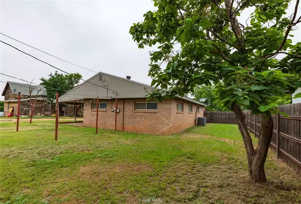 Rotan, TX 79546,504 E Beauregard