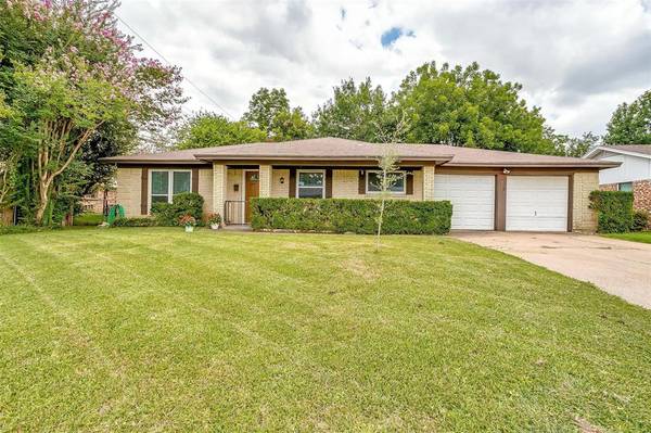 709 Ash Street, Burleson, TX 76028