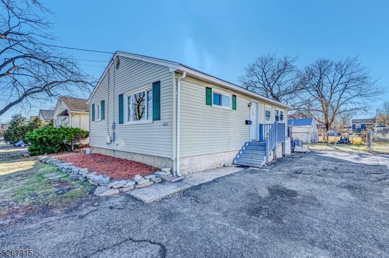 425 Sidorske Ave, Manville Boro, NJ 08835