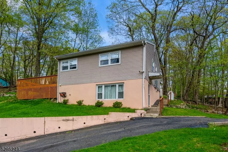 Hopatcong Boro, NJ 07843,12 Bayview Ave