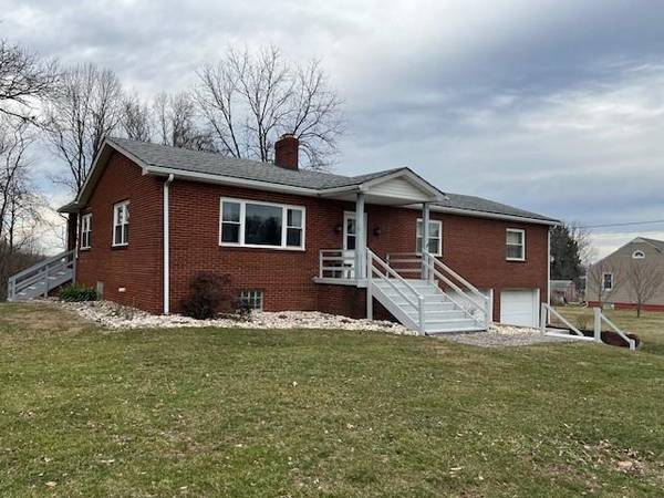 857 Washington Pike, Wellsburg, WV 26070