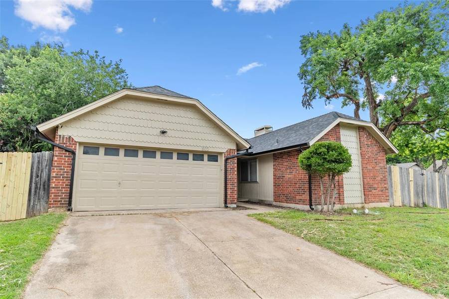 802 Woodhaven Lane, Grand Prairie, TX 75052