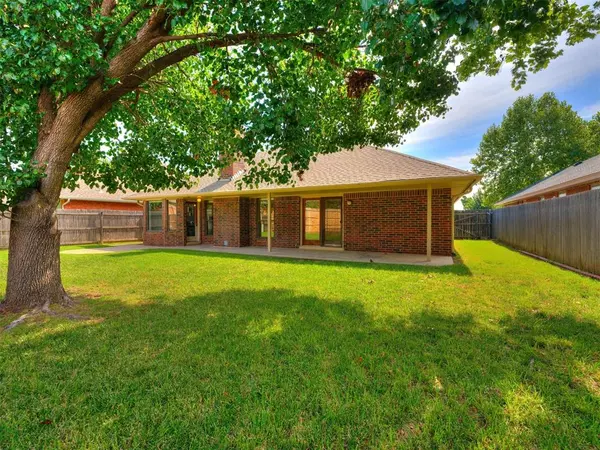 Edmond, OK 73012,18333 Chestnut Oak Drive