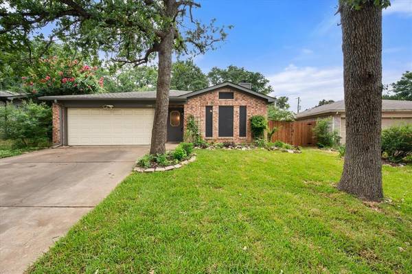 1304 Stone Creek Drive,  Mansfield,  TX 76063