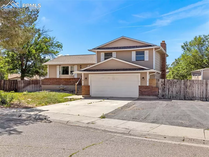 9 Carousel LN, Pueblo, CO 81001