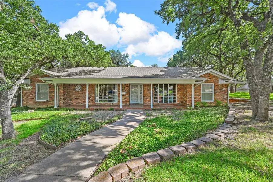 6113 Ravenswood Drive, Fort Worth, TX 76112