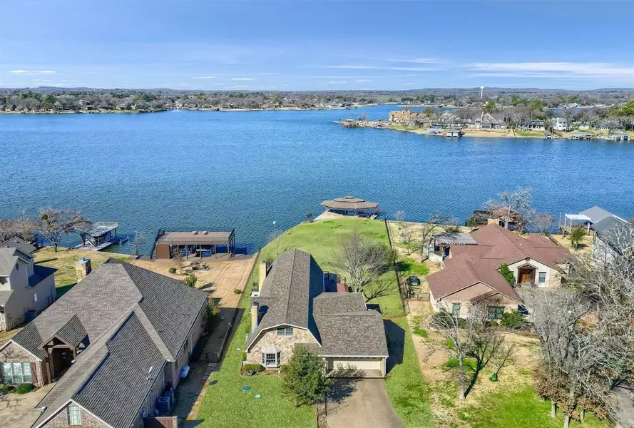 526 Kiowa Drive E, Lake Kiowa, TX 76240