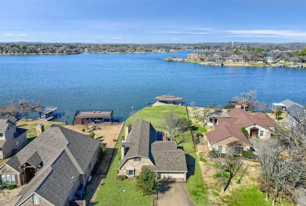 526 Kiowa Drive E, Lake Kiowa, TX 76240