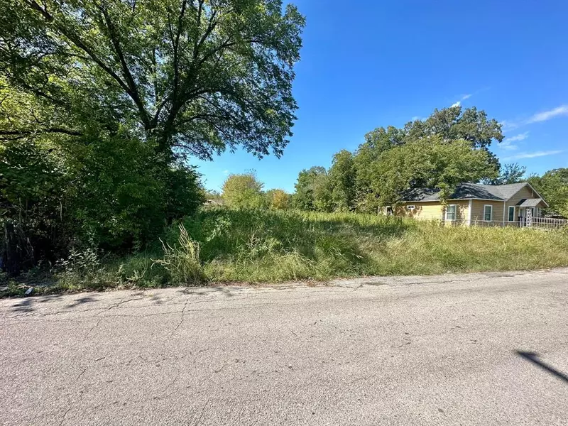 1011 Maple Street, Bonham, TX 75418