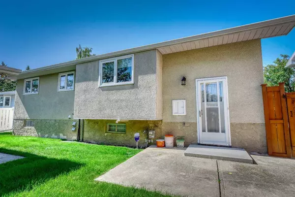 Calgary, AB T2L 1Z4,5698 Brenner CRES NW