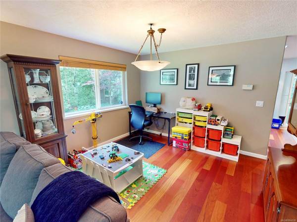 Central Saanich, BC V8M 1B2,975 Creekside Crt