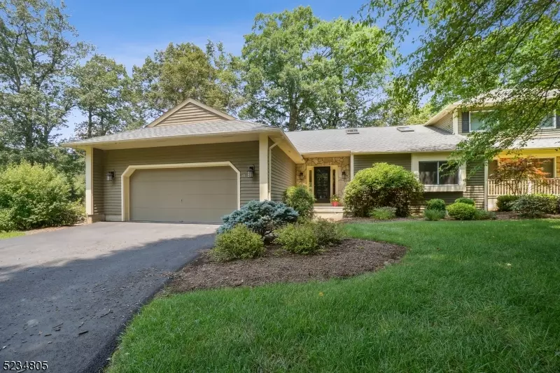 41 Hunters Cir, Tewksbury Twp., NJ 08833