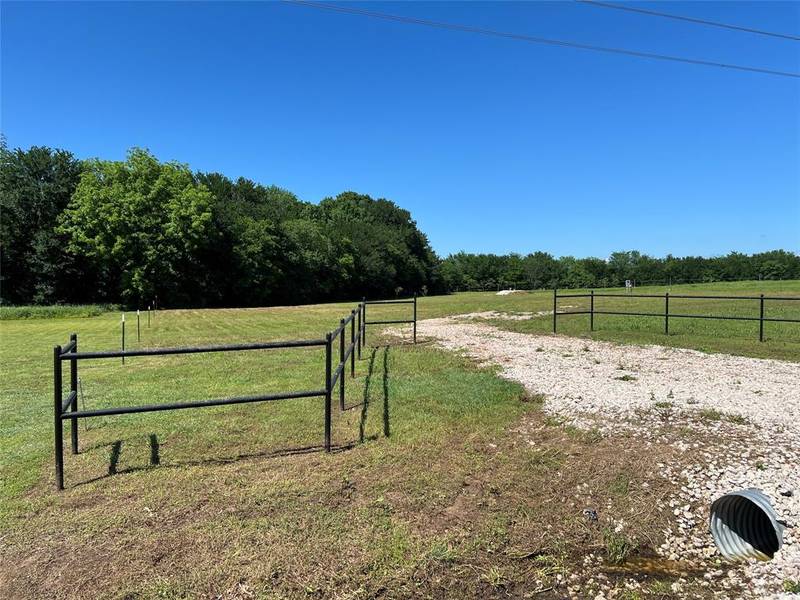 653 Hog Creek Road, Collinsville, TX 76233