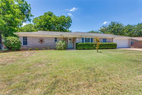 104 SE Harris Street, Burleson, TX 76028