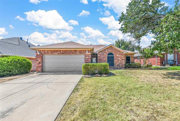 1085 Hillwood Drive, Saginaw, TX 76179