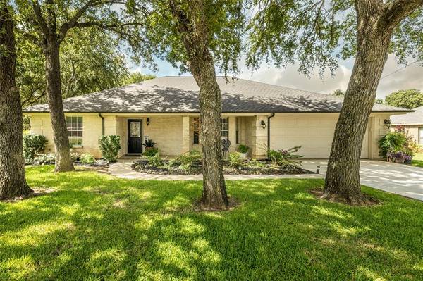 713 Doaks Drive, Runaway Bay, TX 76426