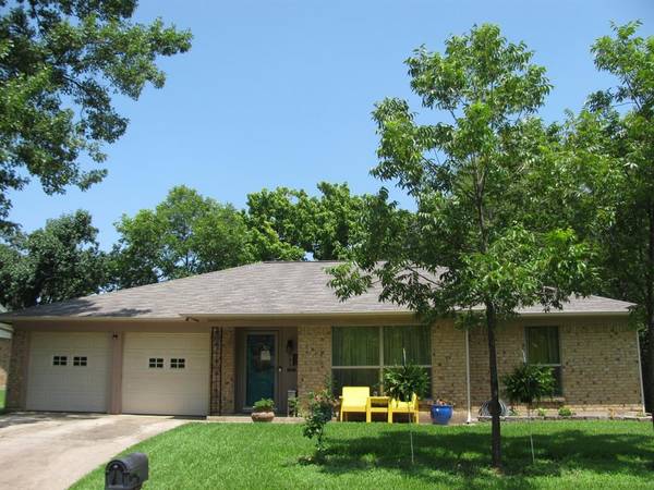 833 N Atkerson Lane, Euless, TX 76040