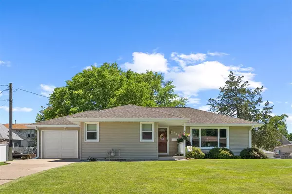 1544 Magnolia St, Muscatine, IA 52761