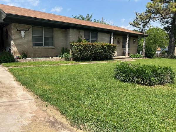 906 W Sherman Street, Chico, TX 76431