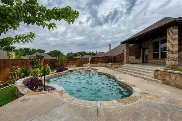 101 Venado Court,  Azle,  TX 76020