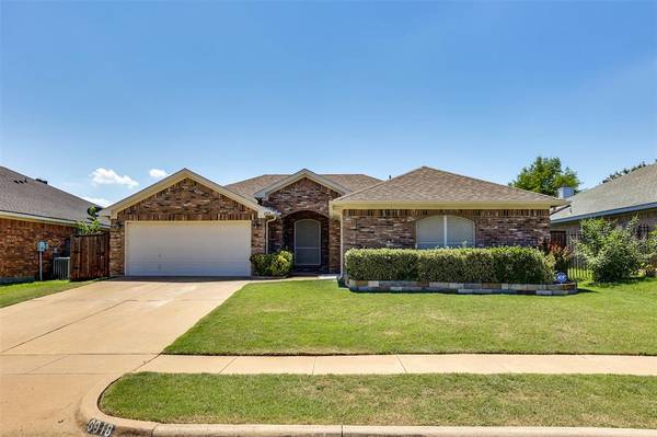 6918 Misty Meadow Lane,  Arlington,  TX 76002