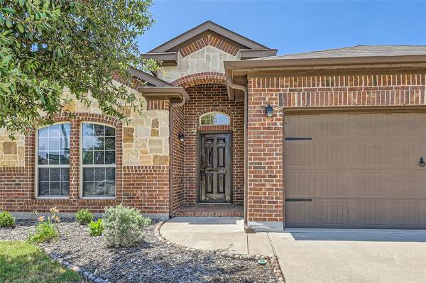 10801 Abbeyglen Court, Fort Worth, TX 76052