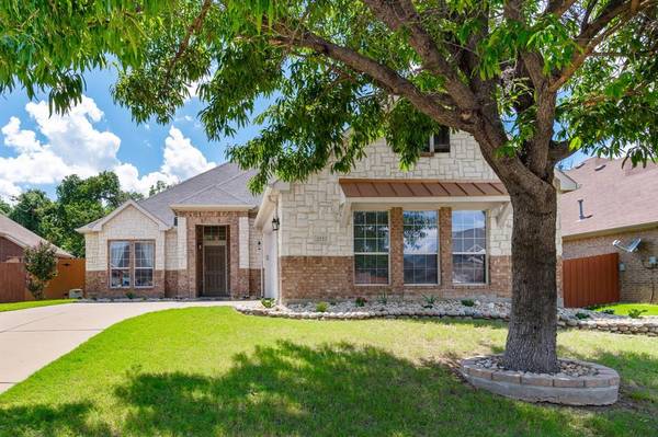 2727 Meadow Lake Drive, Grand Prairie, TX 75050