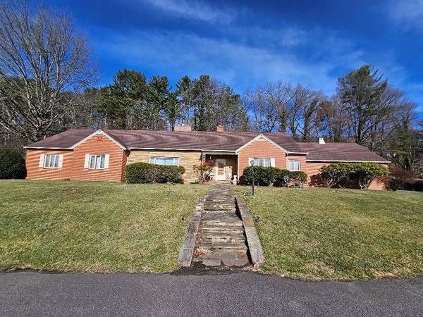 1002 W Stuart Drive, Galax, VA 24333