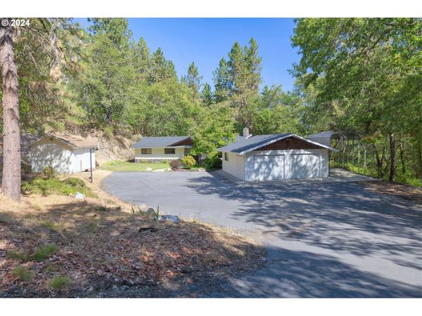 333 Sky Way, Grants Pass, OR 97527