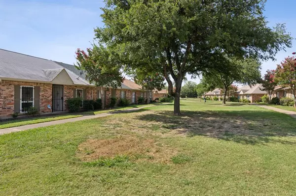 Grand Prairie, TX 75052,17 W Townhouse Lane #33